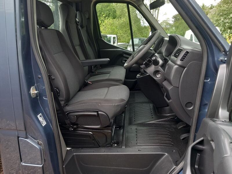 NISSAN NV400