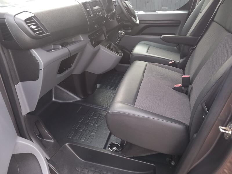 VAUXHALL VIVARO