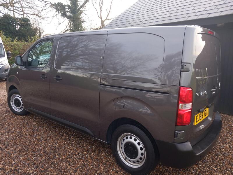 VAUXHALL VIVARO