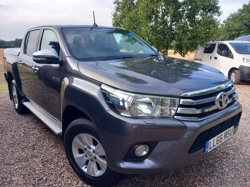 View TOYOTA HILUX 2.4 D-4D Icon