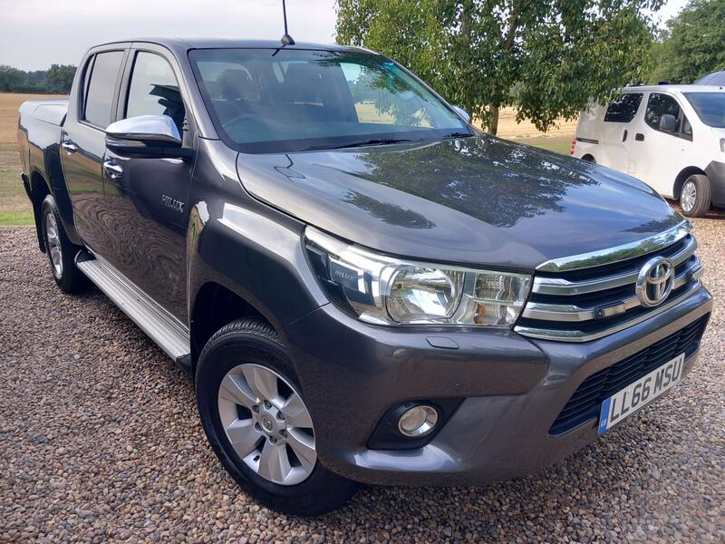View TOYOTA HILUX 2.4 D-4D Icon