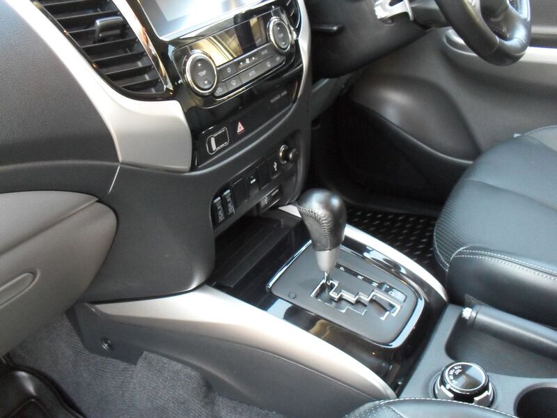 MITSUBISHI L200