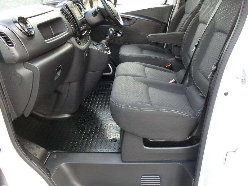 VAUXHALL VIVARO