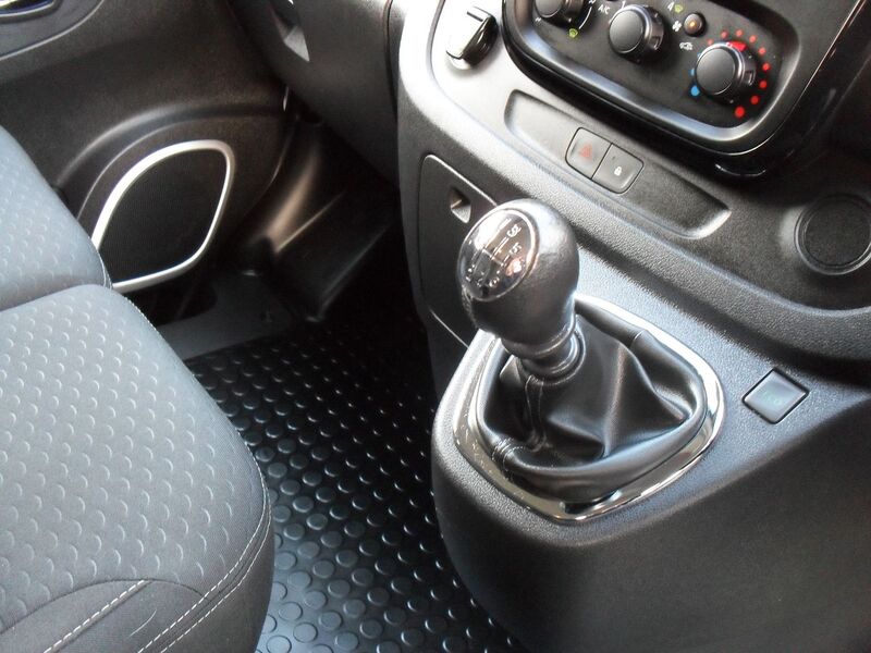 VAUXHALL VIVARO