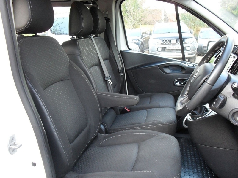 VAUXHALL VIVARO