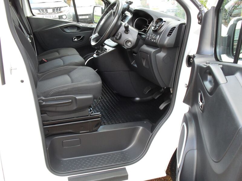 VAUXHALL VIVARO