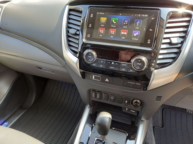 MITSUBISHI L200