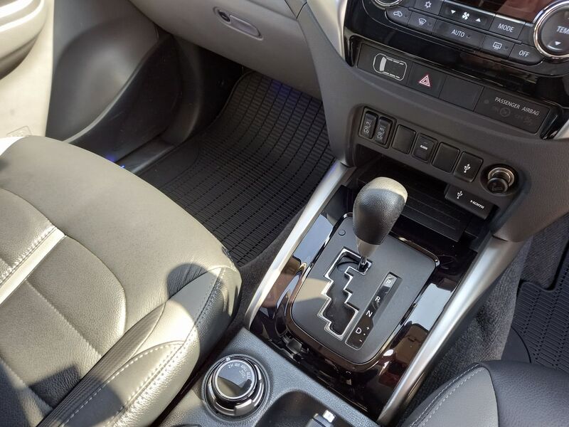 MITSUBISHI L200