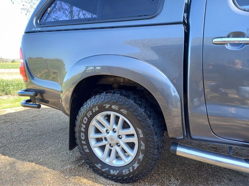 TOYOTA HILUX