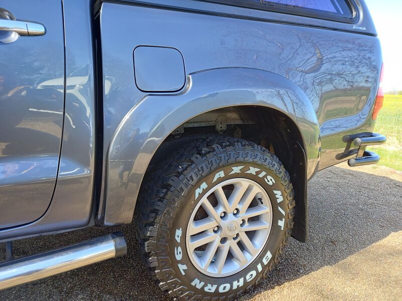 TOYOTA HILUX
