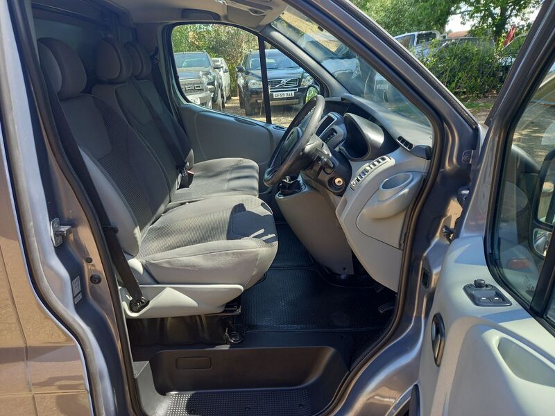 VAUXHALL VIVARO