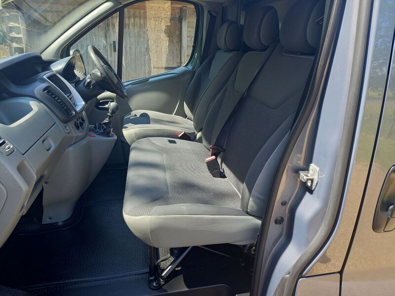 VAUXHALL VIVARO