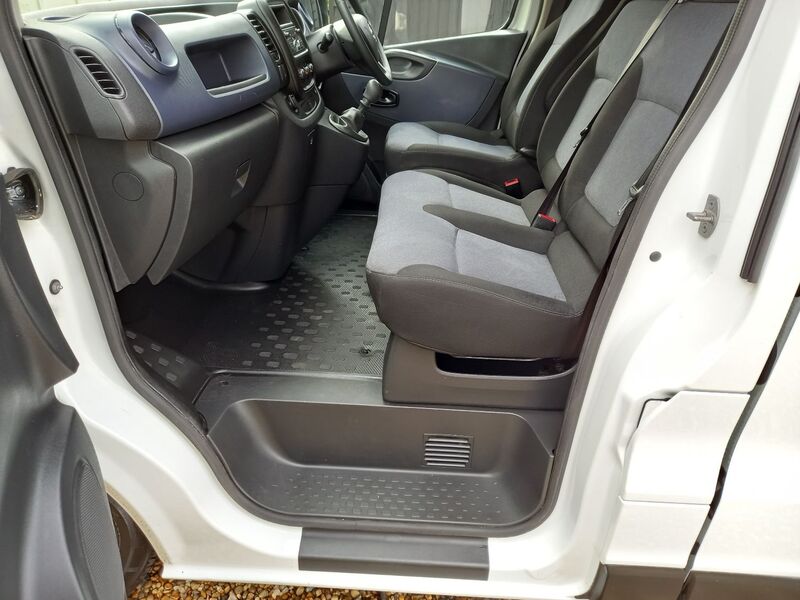 VAUXHALL VIVARO