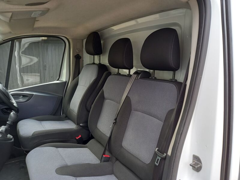 VAUXHALL VIVARO