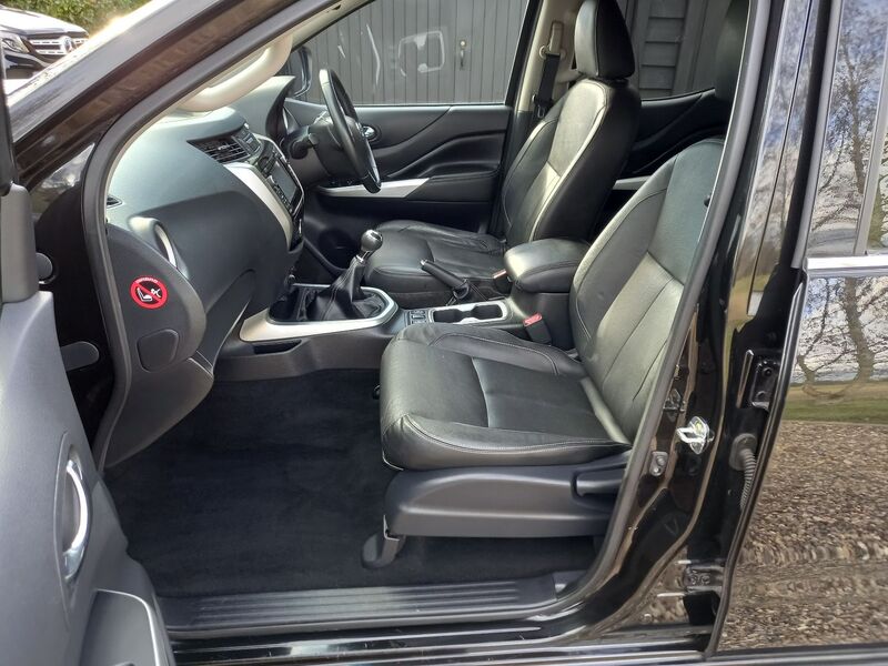 NISSAN NAVARA
