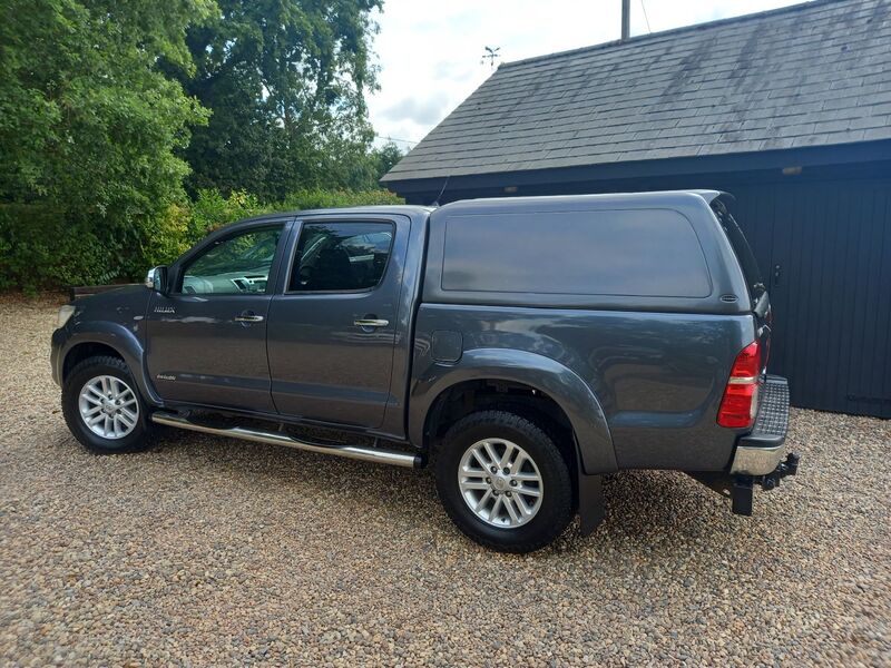 TOYOTA HILUX