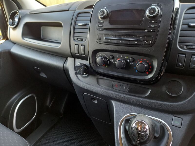 VAUXHALL VIVARO