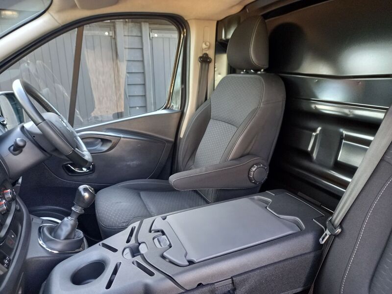VAUXHALL VIVARO