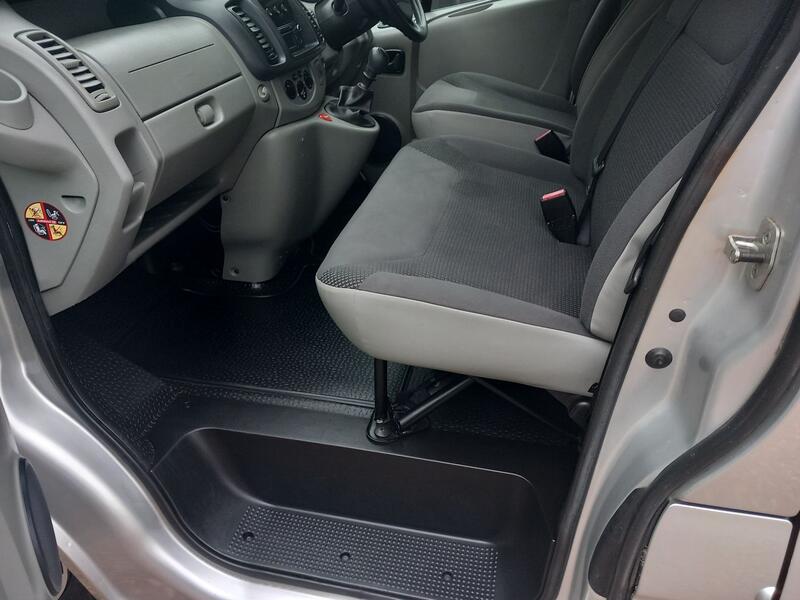 VAUXHALL VIVARO