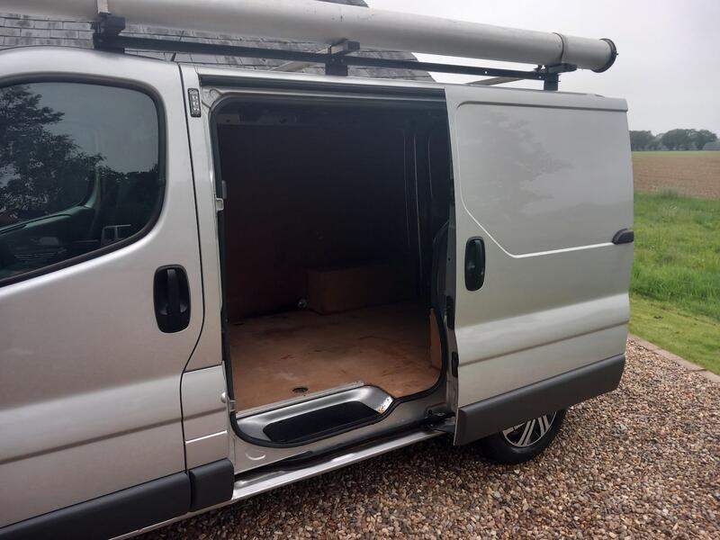 VAUXHALL VIVARO