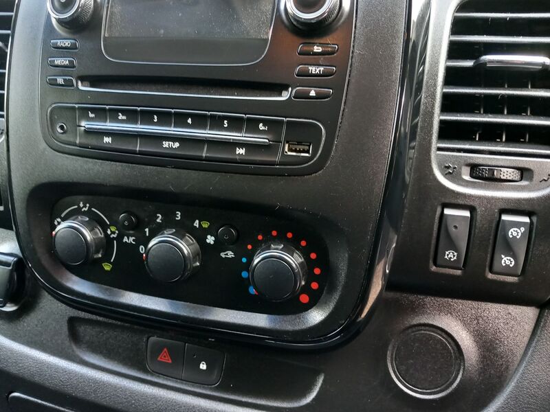 VAUXHALL VIVARO